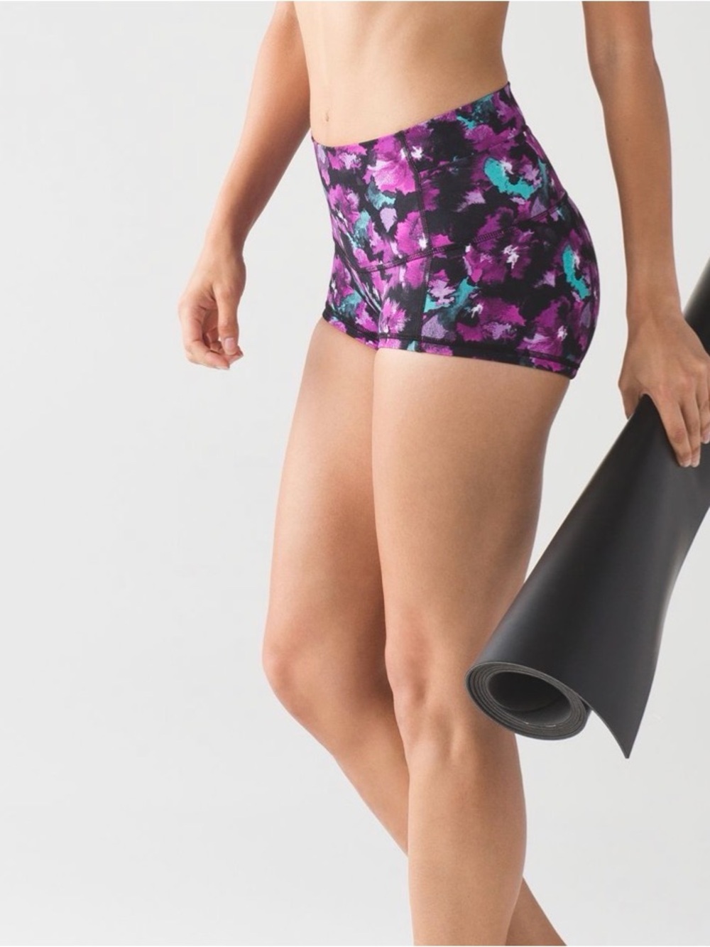 Lululemon Wunder Short 2"Full-On Luxtreme
Mini Midnight Bloom Black Deep Fuschia
